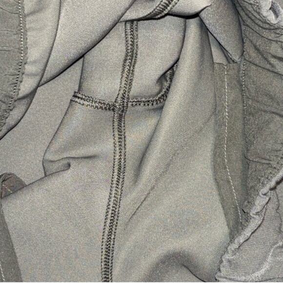 Lululemon On the Fly Crop *Woven 23" In Carbon Dust
Women's size 6 relaxed fit - Picture 15 of 16